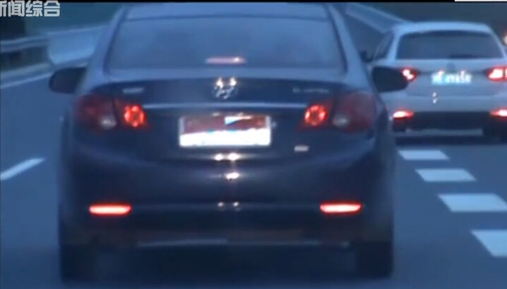 國(guó)旗擋車牌 聲稱“熱愛祖國(guó)”