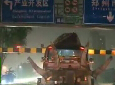 限高桿降了 多輛車(chē)撞了