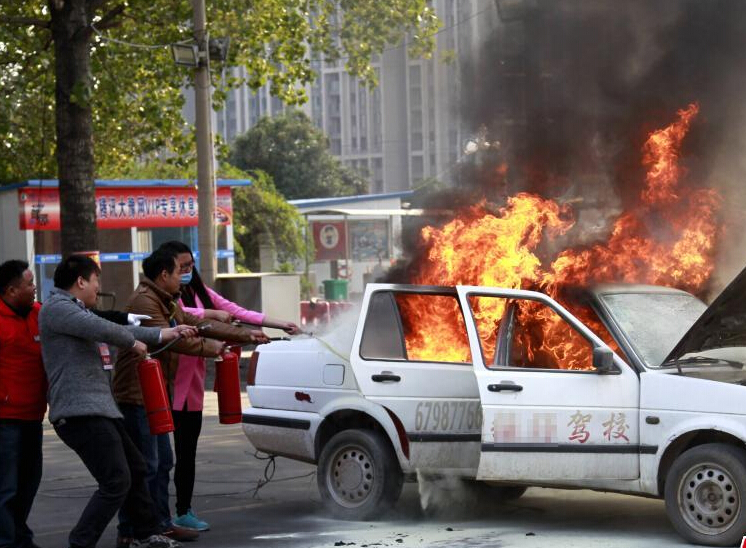 鄭州一駕校放火燒車 稱傳授學員滅火技能