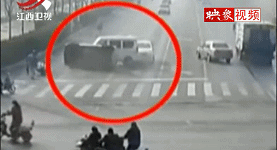街頭現(xiàn)離奇車(chē)禍 三車(chē)騰空而起