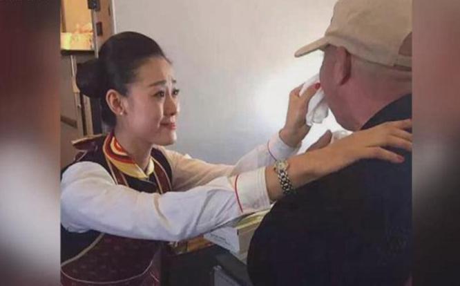 贊！空姐跪地喂河南老人吃飯