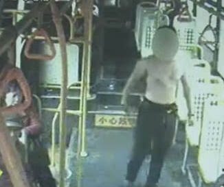 上車光膀子 這是要干啥？