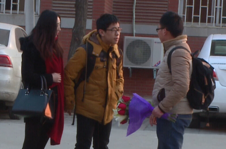 美女請(qǐng)你假裝其男友拒絕追求者，你會(huì)怎么辦？