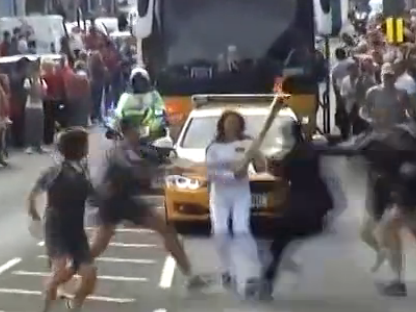 驚魂一幕！不速之客搶奧運(yùn)火炬遭安保摁倒