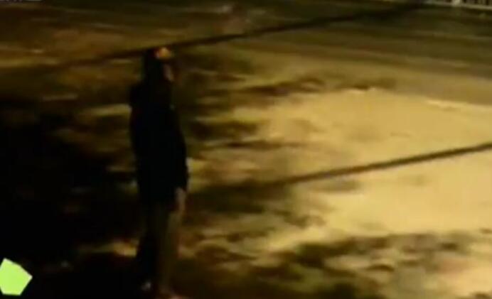 只為喝酒錢 游客秒變劫匪搶錢