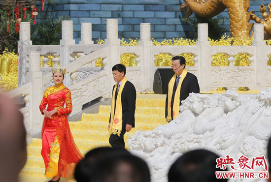 　河南省委書記、省人大常委會主任郭庚茂，河南省省長謝伏瞻敬獻(xiàn)花籃。映象網(wǎng)記者 邵恰 攝