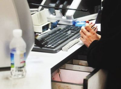 胡娜利用空閑時間活動手指關(guān)節(jié)，以防手指僵硬打錯車票