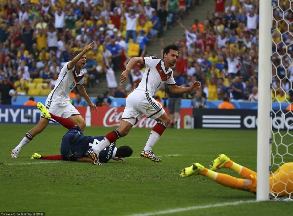 第13分鐘，胡梅爾斯頭球破門