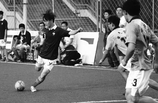 只要有球踢，小伙子們就很高興