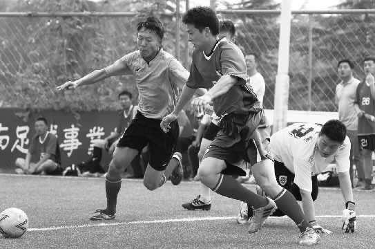 鄭州航院隊與鄭州經(jīng)開正和隊的比賽，可謂是學(xué)生軍和朋友隊之間的強(qiáng)強(qiáng)對決