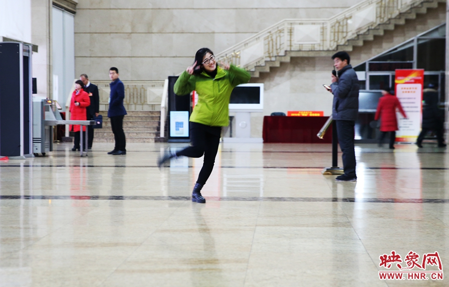 南樂(lè)天完成一個(gè)采訪后，興奮的跳了起來(lái)。