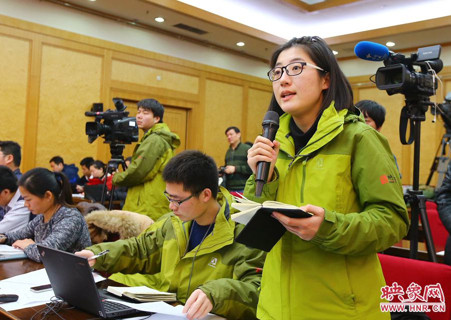 大象融媒映象網(wǎng)記者南樂(lè)天在記者會(huì)上提問(wèn)。