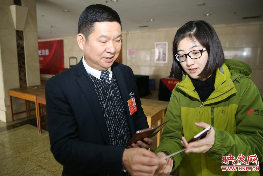 幫代表使用大象融媒映象網(wǎng)微信打印機(jī)現(xiàn)場(chǎng)打印照片。