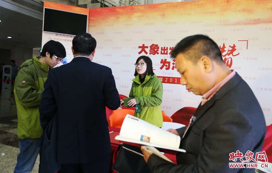 向代表、委員講解大象融媒旗下出品的新聞產(chǎn)品。