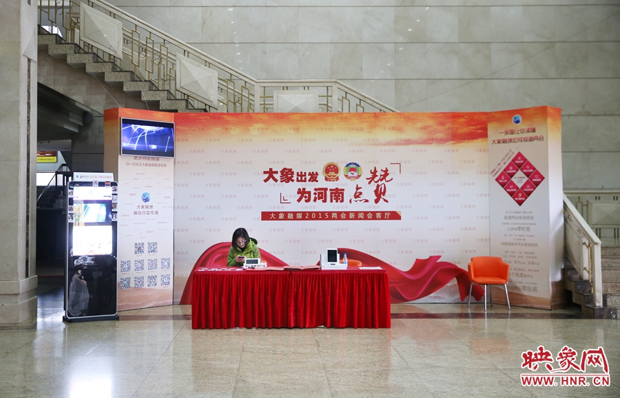 工作間隙還要更新映象網(wǎng)兩會(huì)微博。