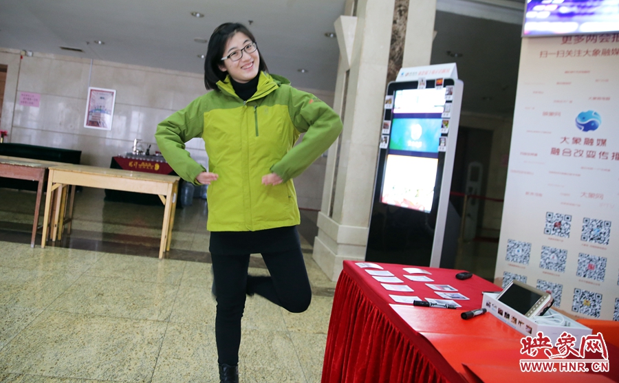 工作間隙，樂(lè)天跳起了“南式芭蕾”。