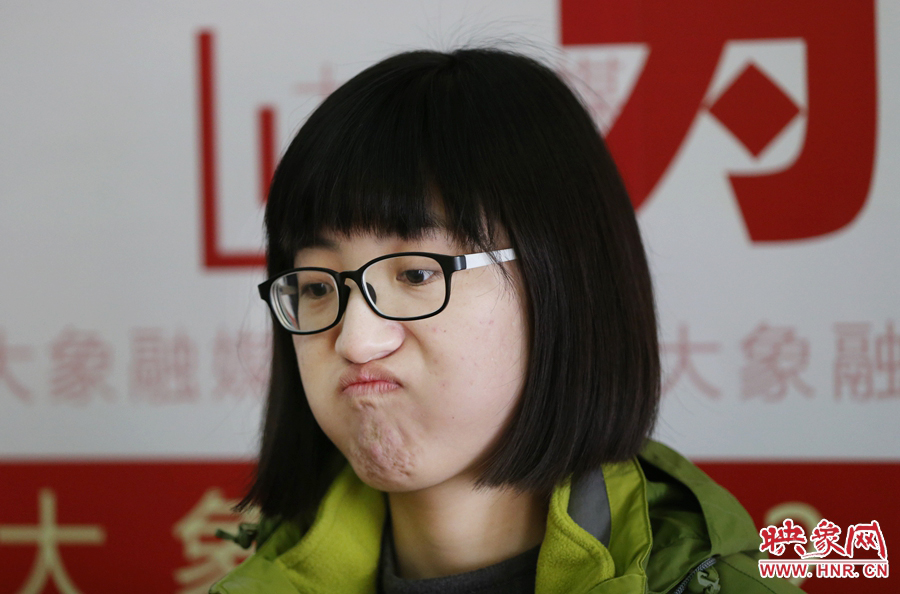 偶爾來(lái)個(gè)這樣的表情，算是放松緊張的心情吧！