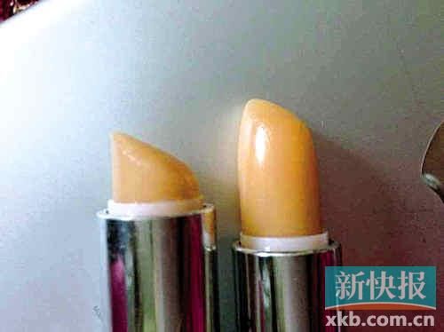 ■蘇小姐將其在專柜和聚美優(yōu)品購買的伊麗莎白雅頓唇膏對比，產(chǎn)品包裝和唇膏顏色明顯不同。