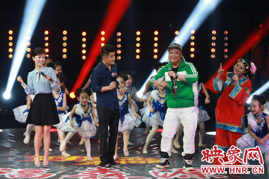 主持人與嘉賓演繹全新“小蘋果”帶來(lái)耳目一新的感覺(jué)