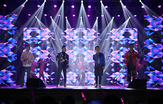 圣誕HIGH不?！睹霮歌秀》校園巡演持續(xù)開(kāi)唱