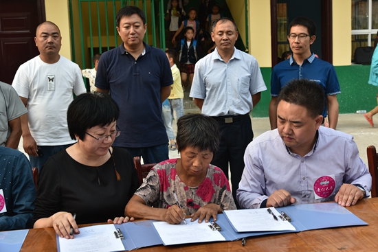 幸福使者、愛心人士與魏學秀一起簽訂幫扶協(xié)議