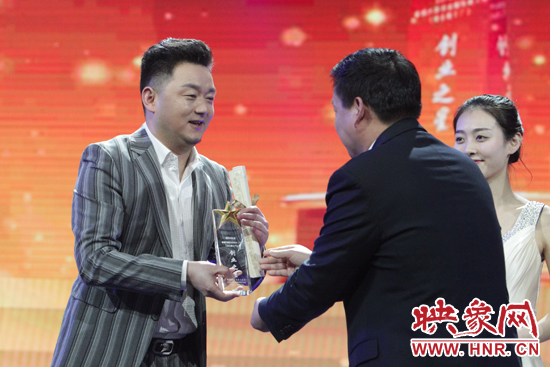 “大咖”嘉賓團(tuán)為創(chuàng)業(yè)之星們頒發(fā)證書與獎(jiǎng)杯