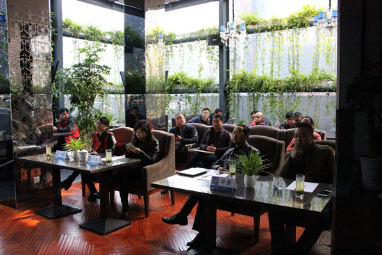 《創(chuàng)業(yè)星工廠》第二季海選現(xiàn)場，評委們認真聽取創(chuàng)業(yè)者的項目介紹