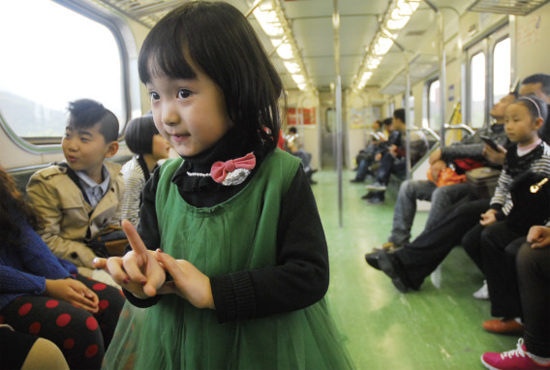 開往花蓮火車上，“戲曲小精靈”張楚怡練嗓