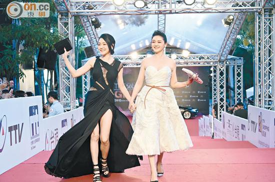 大Ｓ（右）和小Ｓ牽手走紅地毯。