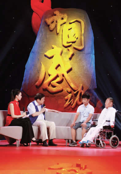 肇恒君（右一）天生殘疾，但是他自兒時(shí)起就有著一個(gè)音樂夢(mèng)