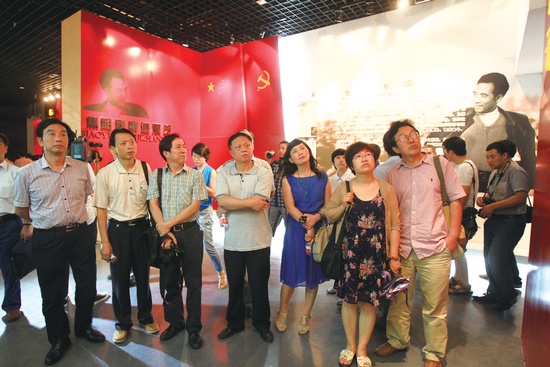 河南電視臺(tái)、河南人民廣播電臺(tái)、河南省詩(shī)歌學(xué)會(huì)的專家、詩(shī)人、記者等數(shù)十人赴蘭考焦裕祿紀(jì)念園采風(fēng)學(xué)習(xí)