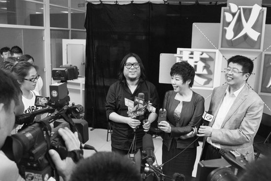 節(jié)目嘉賓高曉松、于丹、張頤武接受采訪