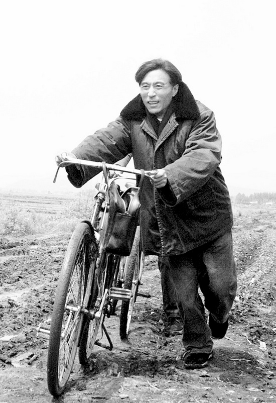 怕乘汽車跑太快聽不見群眾說話，焦裕祿下基層總是靠自行車 《焦裕祿》劇照