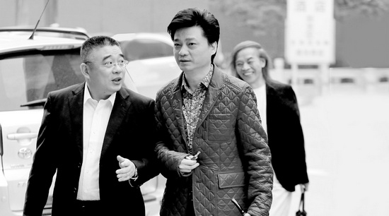 錢文忠（左）、小崔、蔡志忠（后）三位大咖步入錄制現(xiàn)場