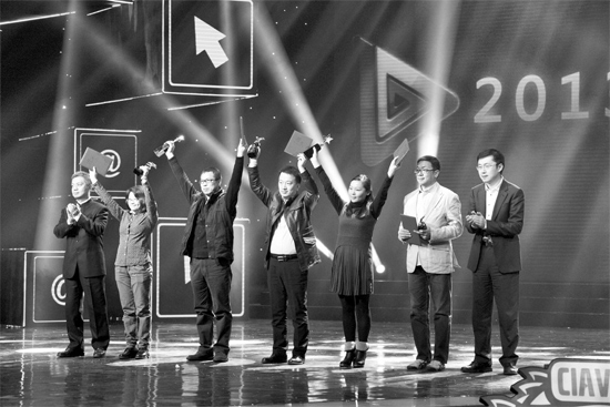 《留言》導演孫曉暉（左三）現場領獎 河南電視臺供圖