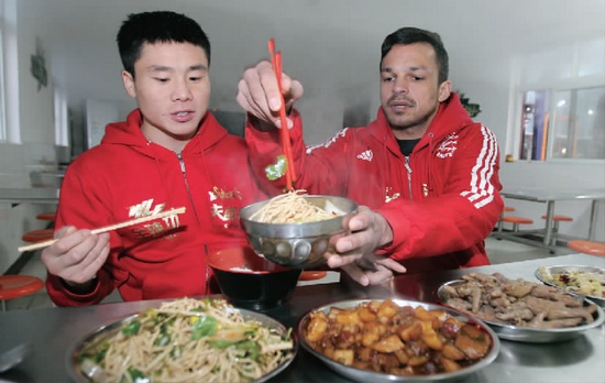 　約瑟夫一再表示食堂大師傅飯菜做得很好，他的筷子已經(jīng)用得很熟練了