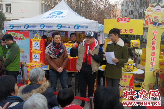 范軍、張竟達在社區(qū)與群眾親切互動