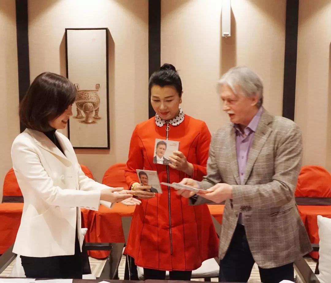 俄羅斯藝術(shù)家向代表團贈送藝術(shù)品