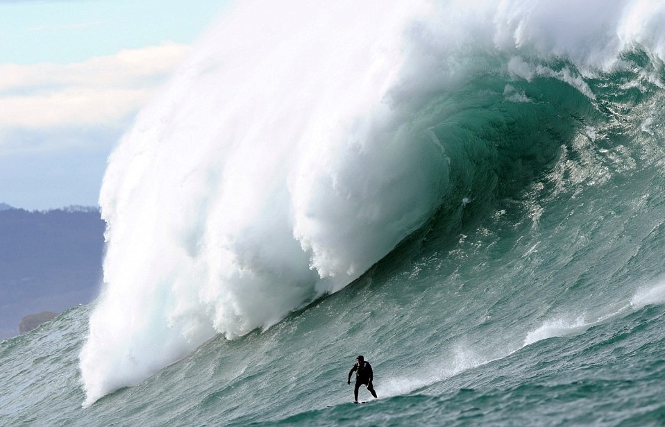 與20米高巨浪嬉戲！神勇弄潮兒沖浪場面超震撼
