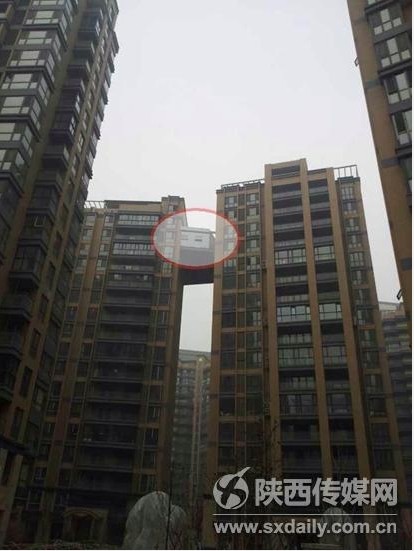 西安現(xiàn)最?！疤鞓颉?兩樓之間建起“空中走廊”