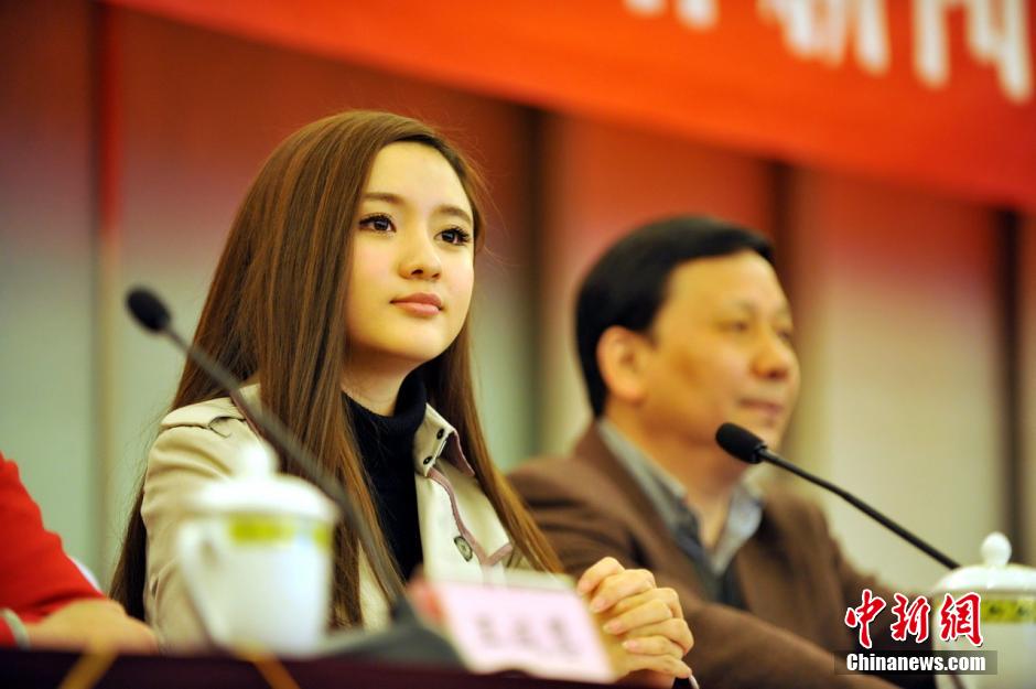 四川力達(dá)士足球俱樂部成立 美女董事長艾如出席發(fā)布會(huì)