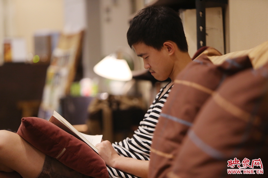 徐浩然，24歲，圖書編輯：在書店看紙質(zhì)書，意境會更深一些。