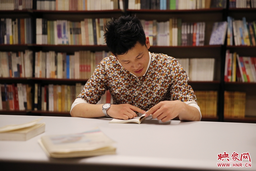 李恒，26歲，私營業(yè)主：喜歡撫摸紙質(zhì)書的感覺。