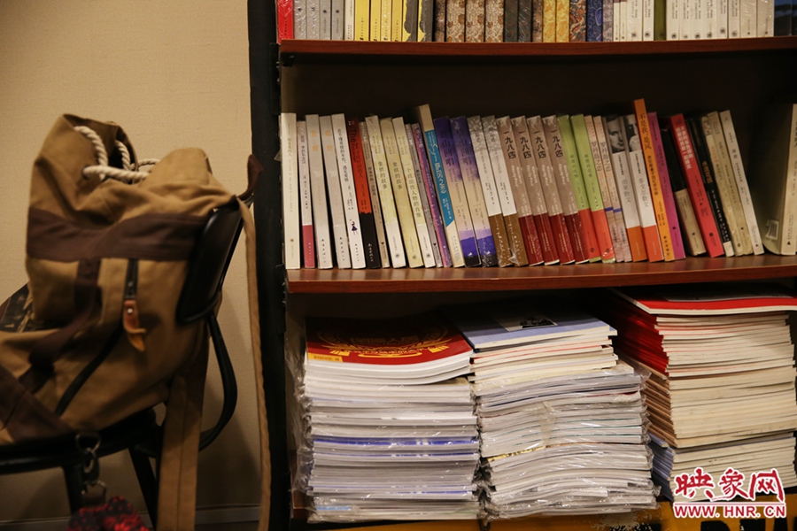 放下背包，捧起一本喜愛的書，生活的另一種方式。