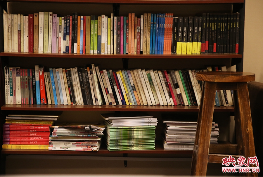 書店內(nèi)設(shè)置的高腳凳子。