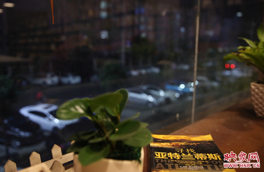 一扇窗，將喧鬧與寧靜分割。