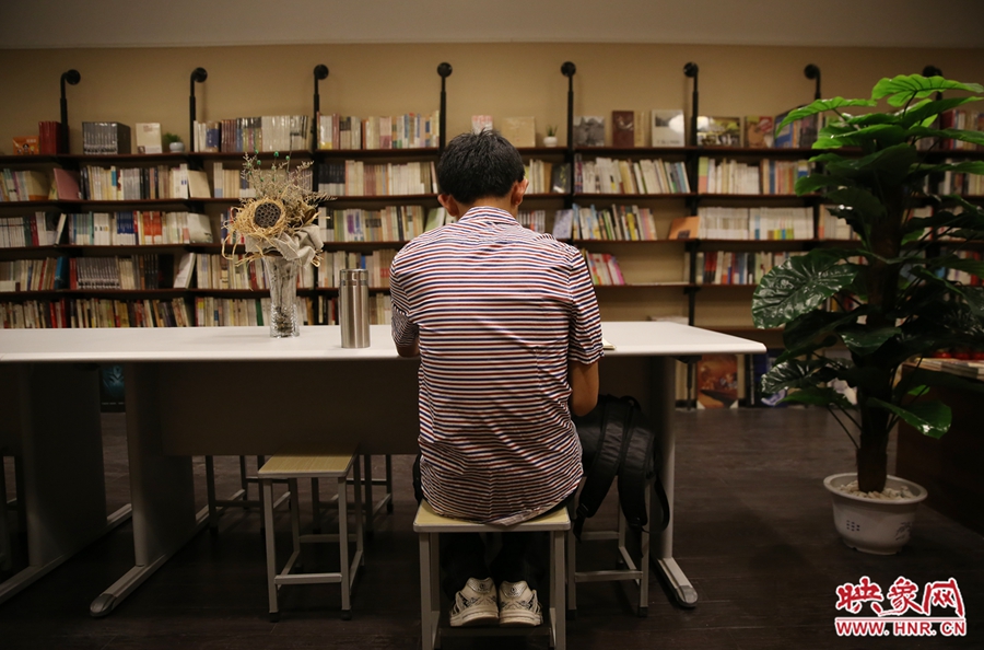 5月23日晚，鄭州一家24小時（周五、周六）書店營業(yè)。慕名而來的客人在看書。