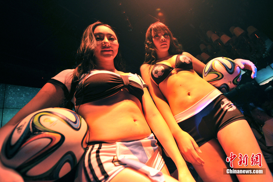 “超模范兒”足球寶貝與球迷狂歡