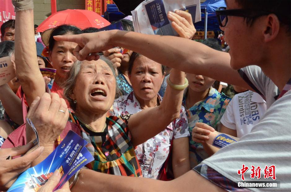 南寧開發(fā)商"抓雞"活動(dòng)引市民哄搶