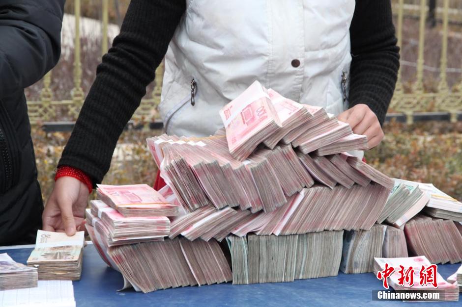 甘肅山村一支書發(fā)百萬分紅現(xiàn)金 激勵全村農(nóng)民致富